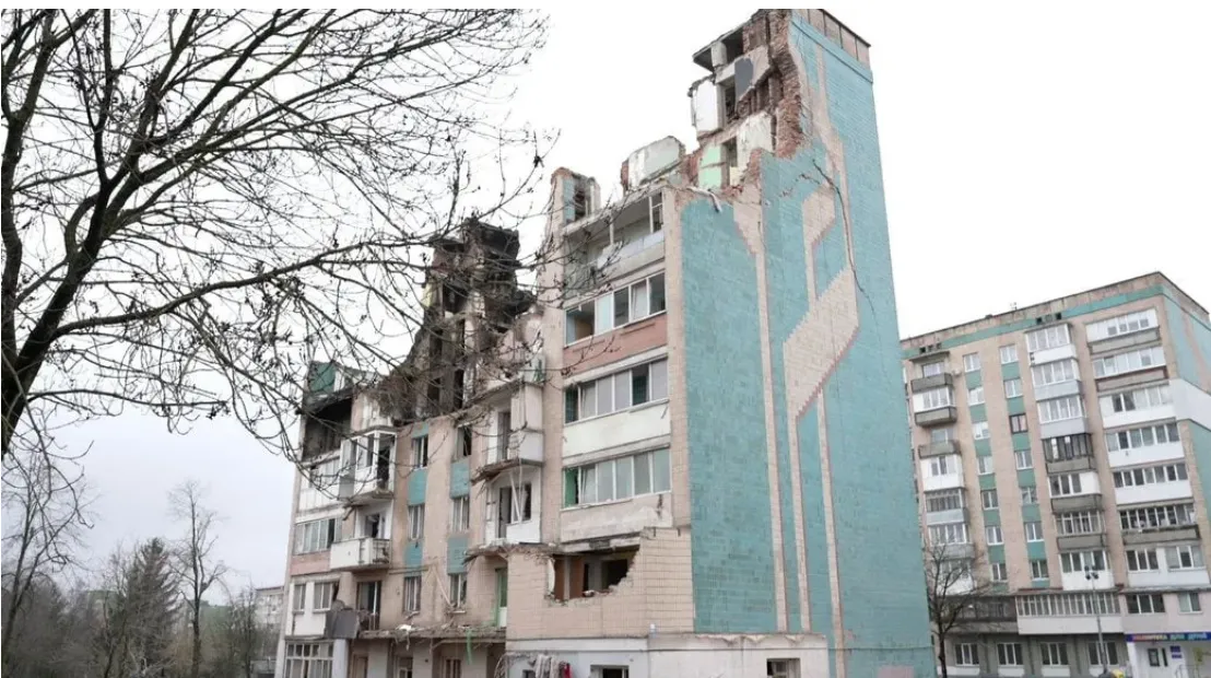 У Тернополі демонтують рештки будинку, в який влучила російська ракета