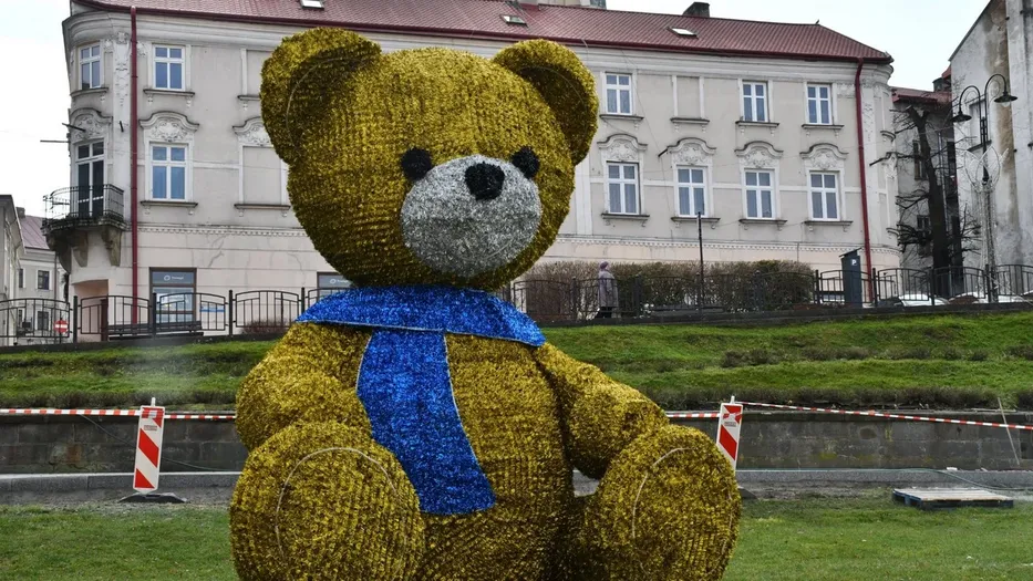 У Польщі перефарбували синьо-жовтого ведмедя, бо нагадував прапор України