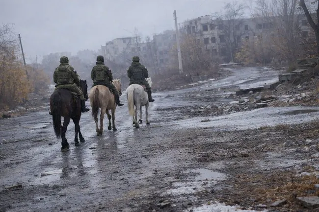 Окупанти почали застосовувати кавалерію на фронті, але невдало – відео