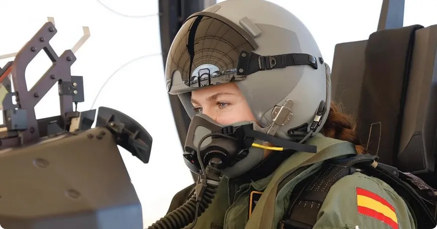 Іспанська принцеса здійснила свій перший політ пілота-винищувача – відео