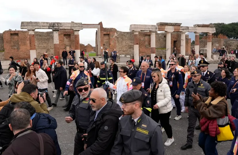 Джекі Чан проніс олімпійський вогонь у Помпеях – фото