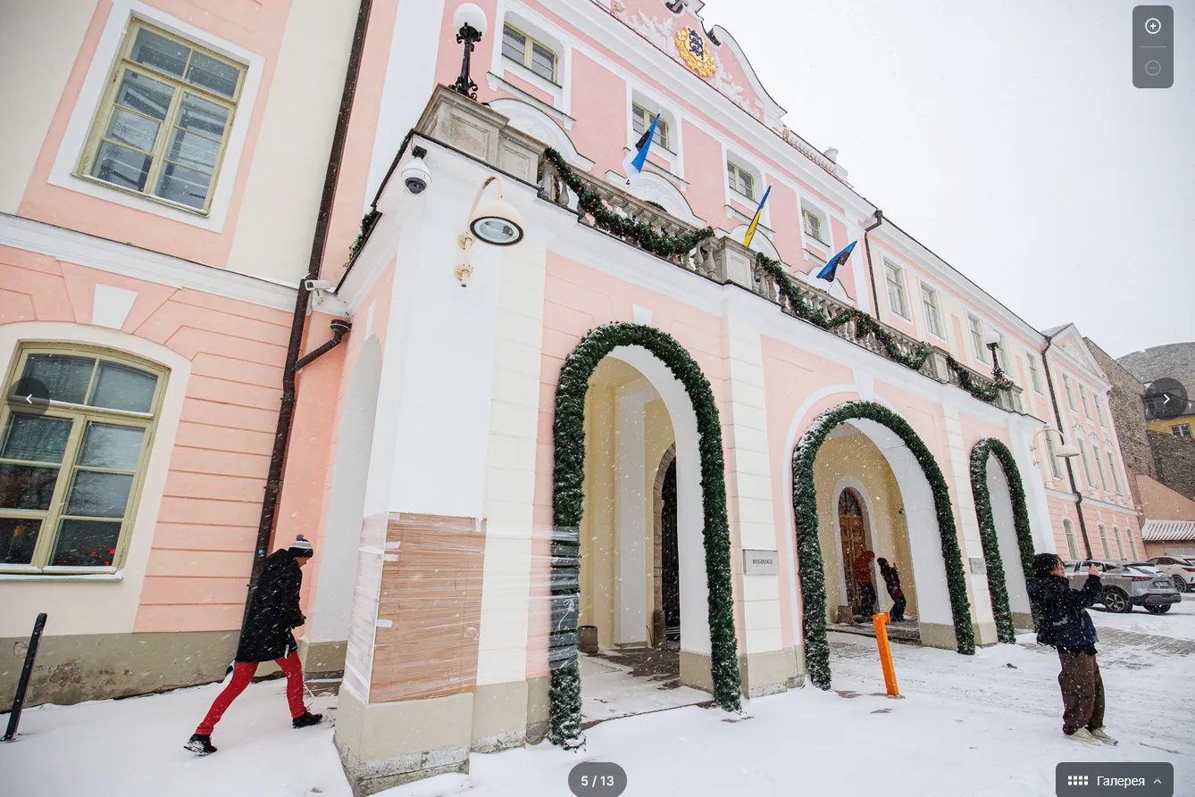 В Естонії затримали чоловіка, який намалював путінську свастику на будівлі парламенту