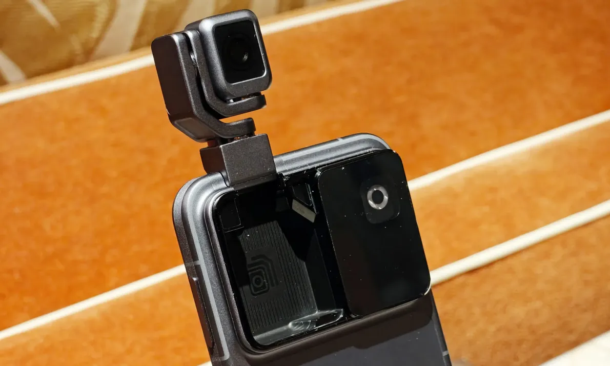 Китайці представили прототип смартфона з рухомою камерою і стабілізатором – відео