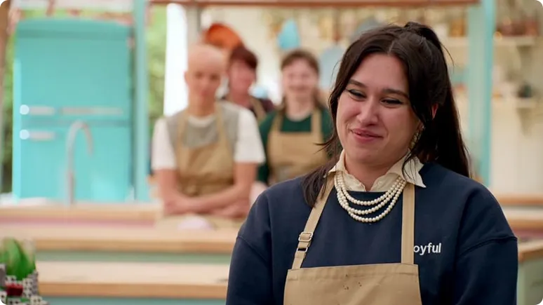 Українка стала зіркою британського кулінарного шоу з тортом у формі карти України – фото