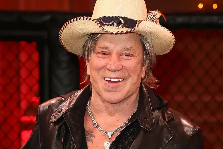 Міккі Рурк спростував збір коштів на житло та звинуватив у цьому шахраів