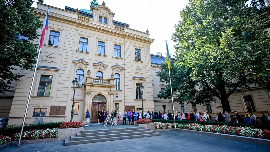 У Празі зняли український прапор перед будівлею чеського уряду