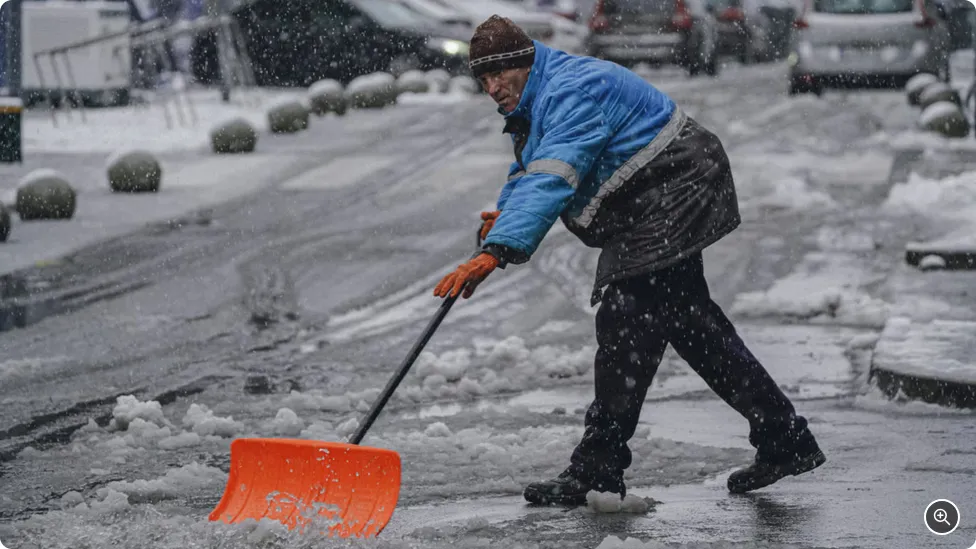 У Києві на вулицях розпочалися крижані потопи – відео