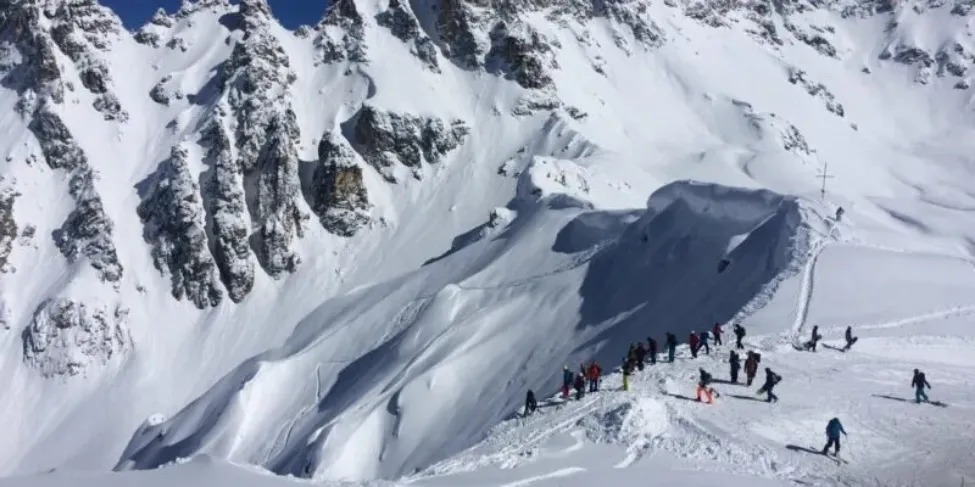 На горі Тетнульд у Грузії зійшла лавина під час навчання школи гідів