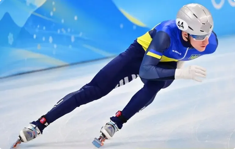 Українському шорттрекісту заборонили шолом із цитатою Ліни Костенко на Олімпіаді