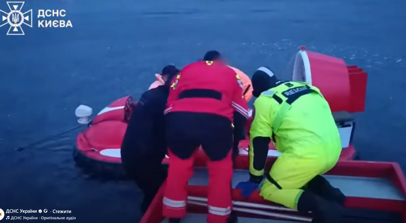 У Києві врятували маму з дитиною, які дрейфували на крижині – відео