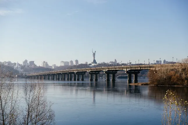 Два мікрорайони Києва залишилися без тепла через прорив на мосту Патона