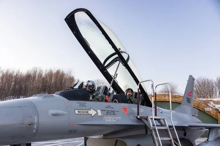 Стало відомо, чому затримуються обіцяні Україні Норвегією F-16