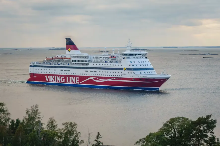 Паром между Хельсинки и Стокгольмом снизил скорость из-за необходимости экономии топлива