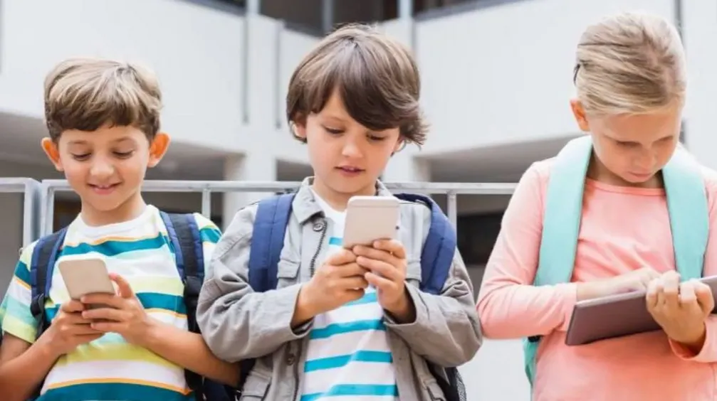 В Англии планируют законодательно запретить мобильные телефоны в школах