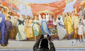 Фото: кияни перекрили рух міської електрички на Троєщині