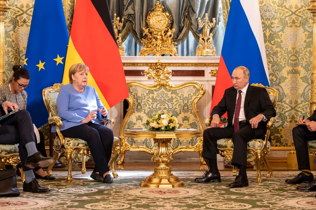 Меркель розглядають як потенційну посередницю у переговорах між ЄС та рф