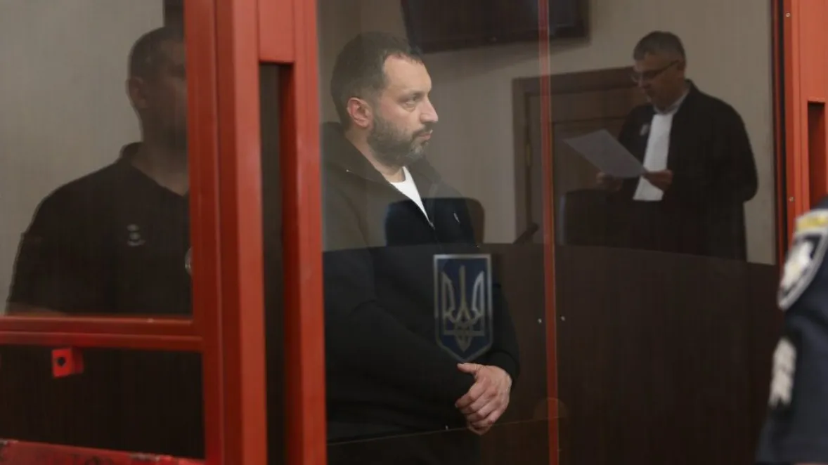 Four top police officers in the "porn office" case have been released on bail