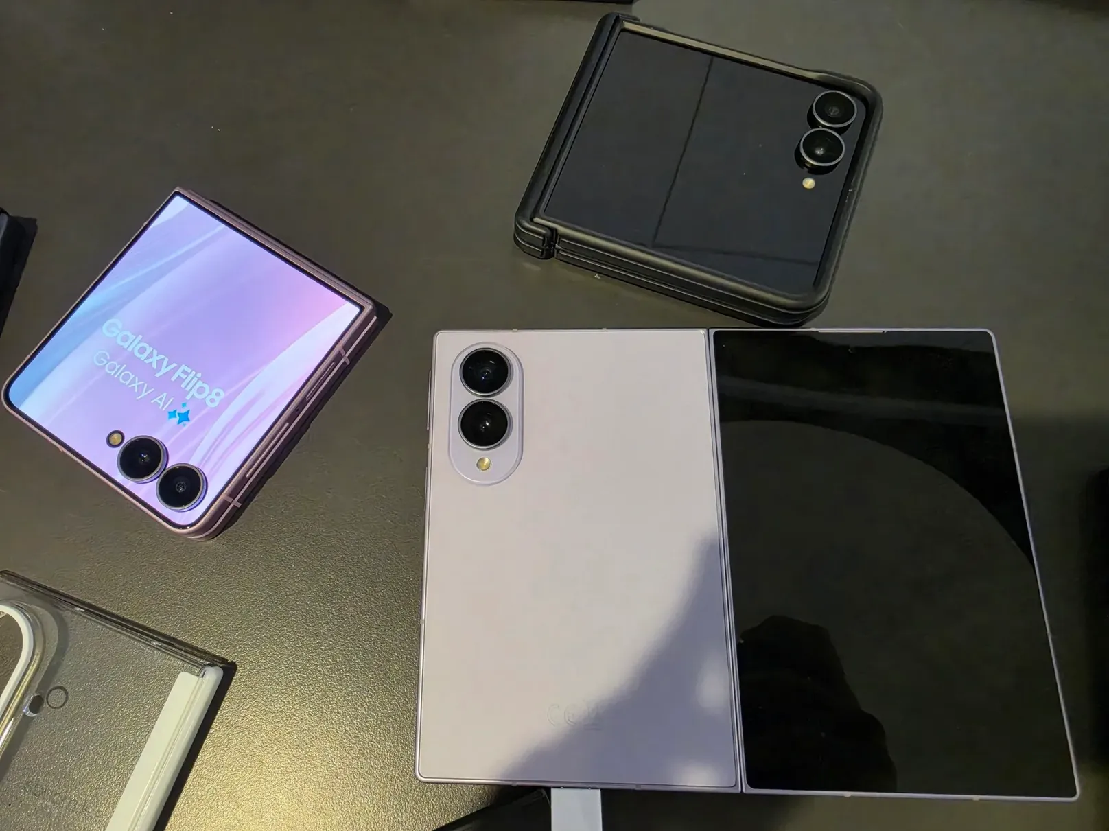 Samsung офіційно представила складаний смартфон Galaxy Flip 8
