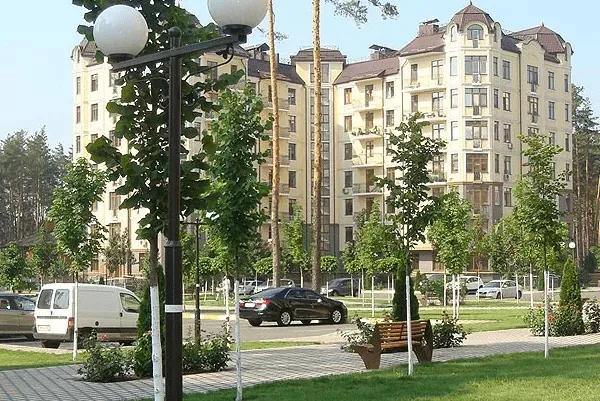 Жителей Вишневого призвали не выходить на улицу после нападения РФ