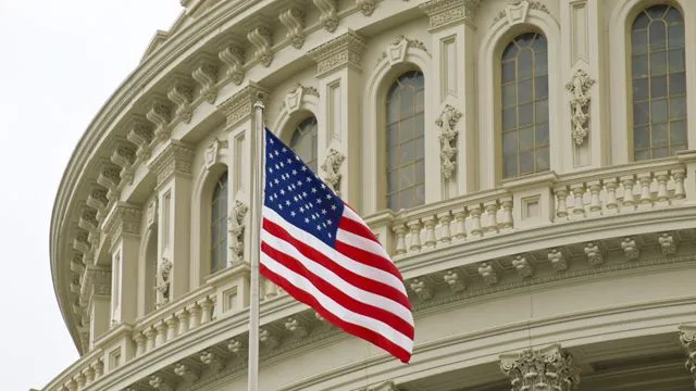 США зняли санкції з екстопменеджера Ощадбанку та фінансистки з російським громадянством