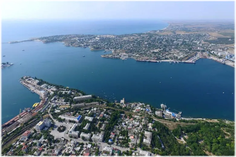 У Севастополі партизани «АТЕШ» виявили баржі та нові бонові загородження окупантів
