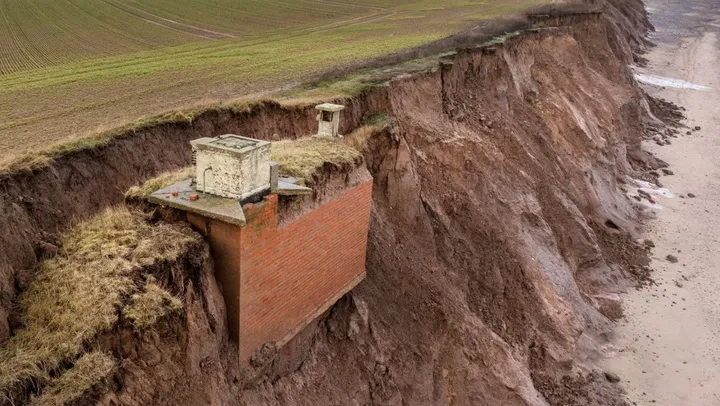 Бункер часів Холодної війни навис над морем у Британії