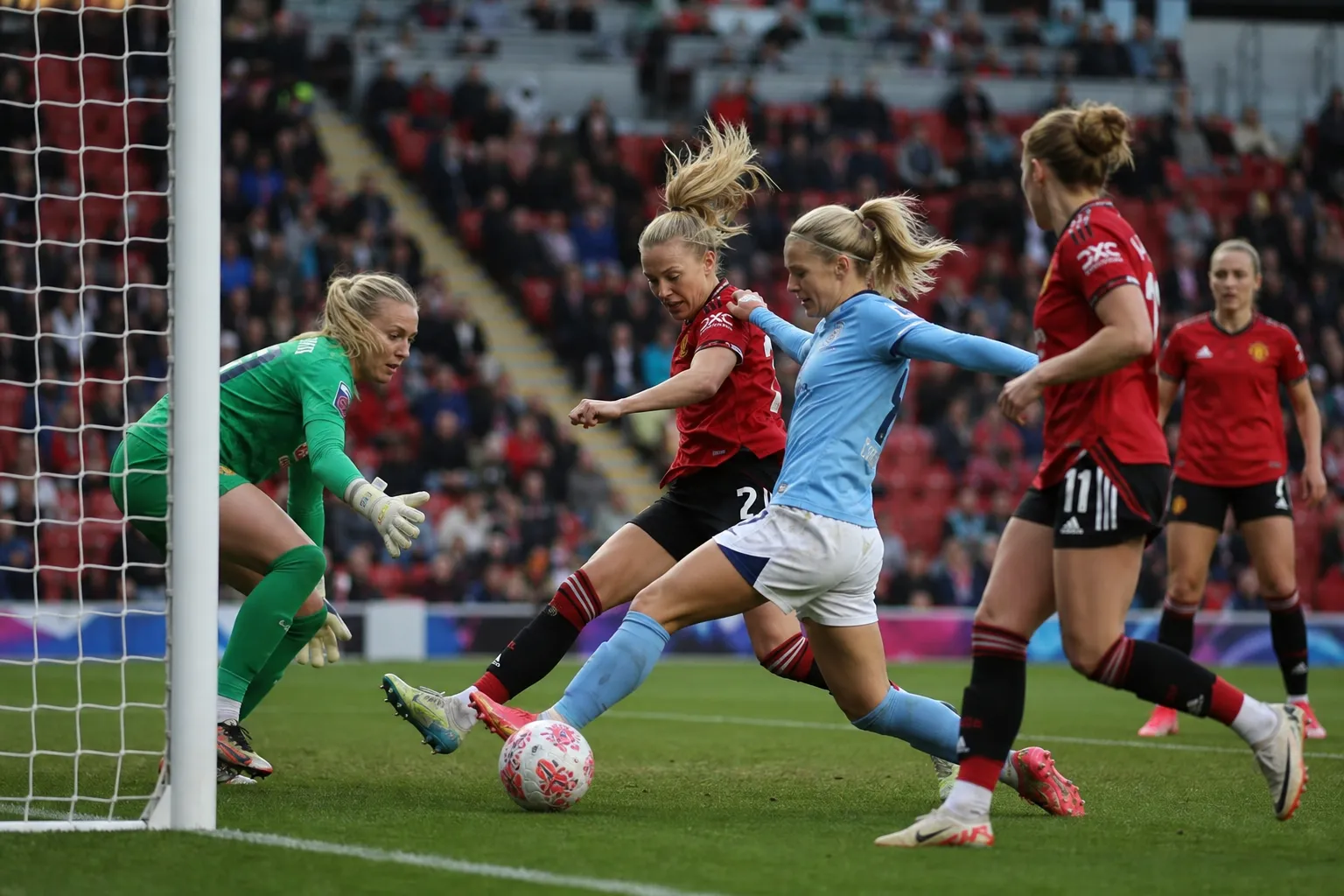 In the UK, Manchester City beat Birmingham thanks to Shaw's brace