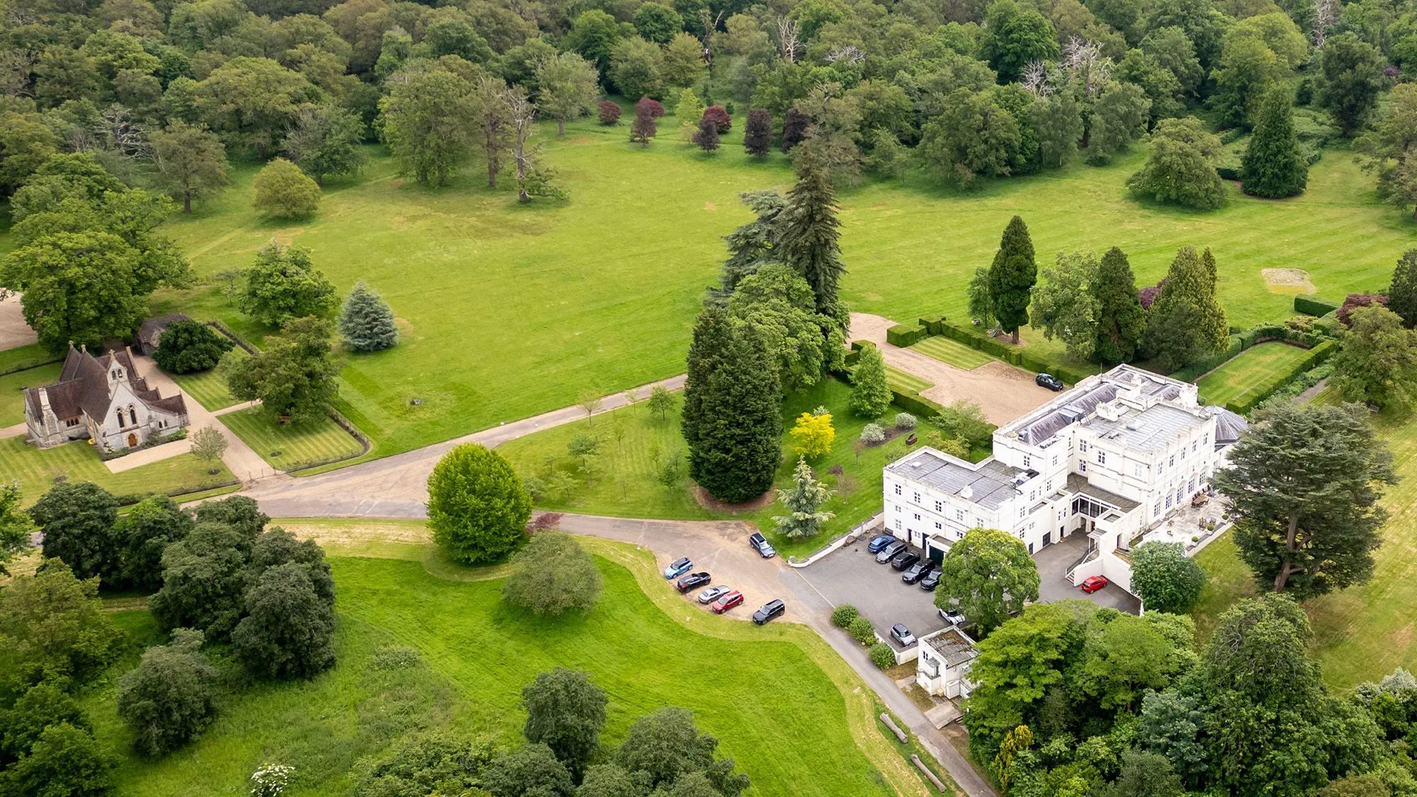 Що шукала британська поліція у королівській резиденції Royal Lodge