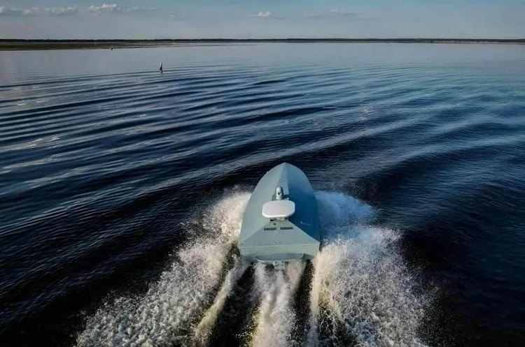 Супутникові знімки показали наслідки атаки українського дрона на підводний човен рф