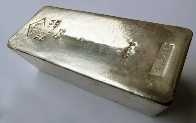 Срібло досягло рекордної вартості, перевищивши 60 доларів