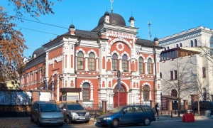 Видео: в Киеве авто с людьми упало в Русановский канал