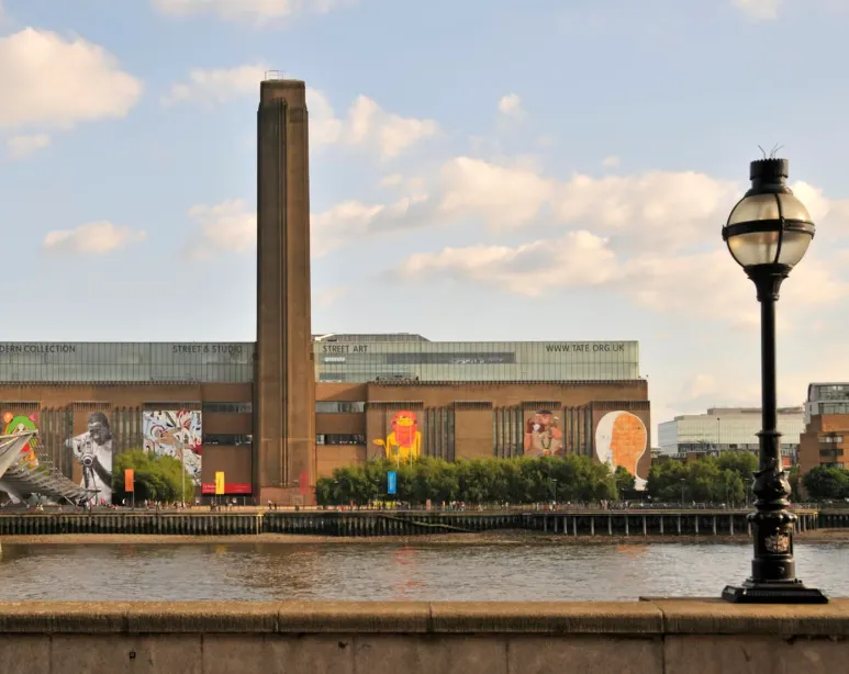 Виживший після падіння з 10-го поверху музею хлопець навчився бігати та плавати