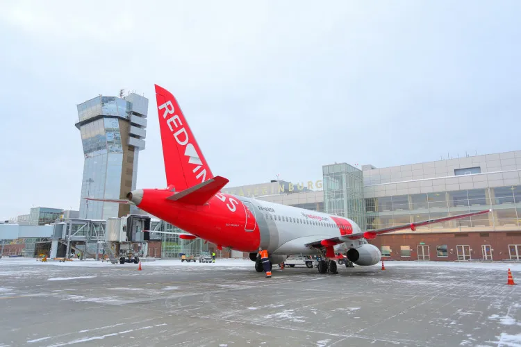 Тисячі російських туристів застрягли за кордоном через зламані літаки Тисячі російських туристів застрягли за кордоном через зламані літаки