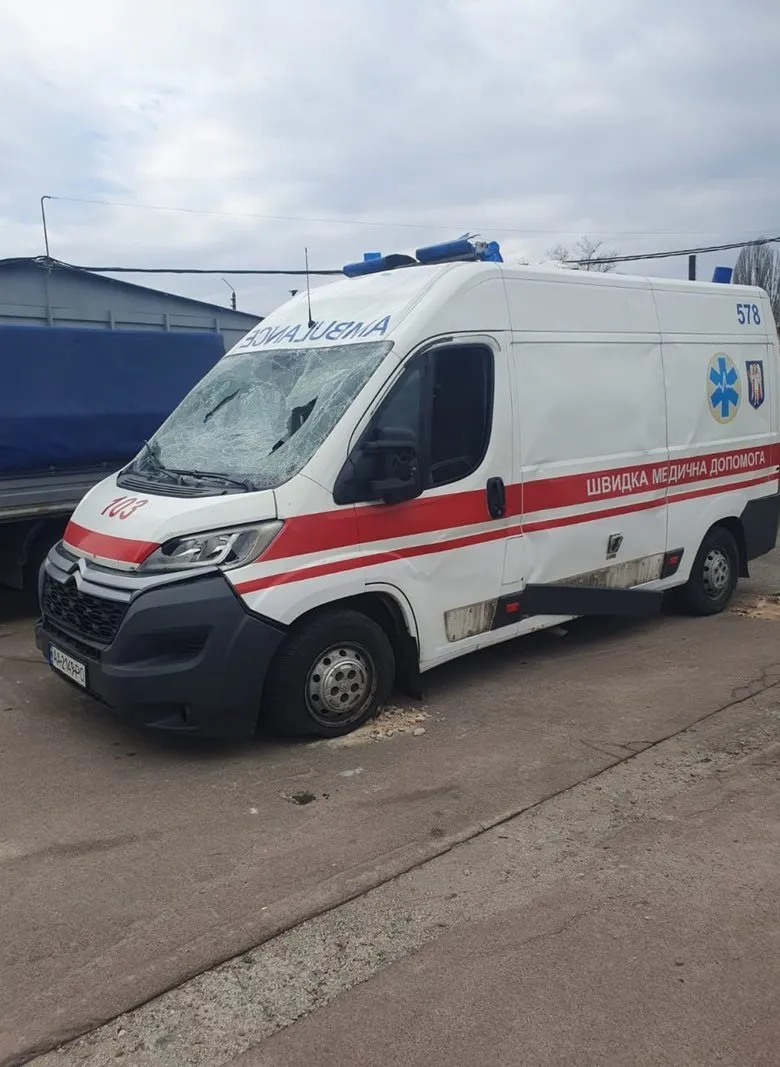 У Києві РФ завдала повторного удару по медикам швидкої