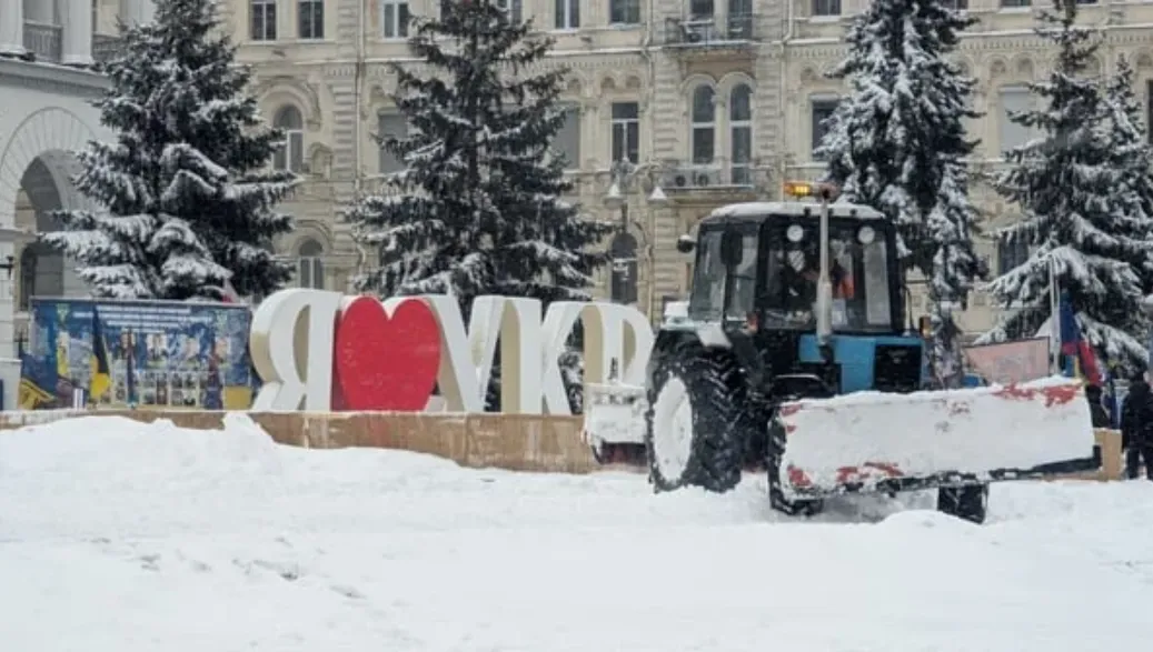У Києві комунальник накрив лавиною снігу журналістку під час зйомок