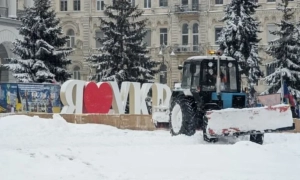 У Києві комунальник накрив лавиною снігу журналістку під час зйомок