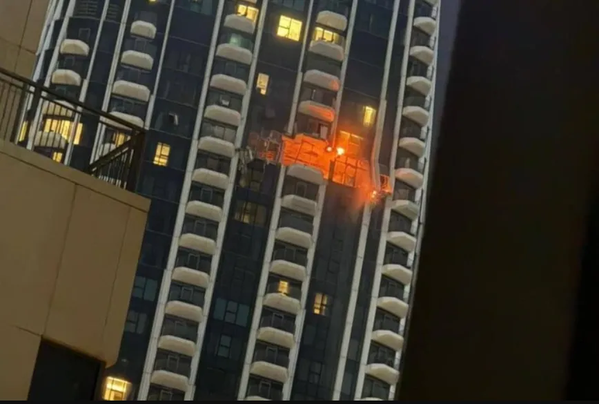 Відео: у Дубаї іранський безпілотник врізався у житловий хмарочос