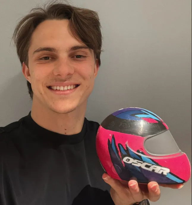 Пілот «Макларена» Оскар Піастрі отримав шоколадне яйце у формі шолома на Великдень