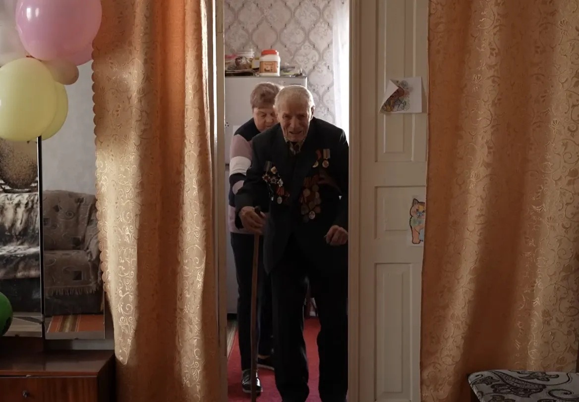 A 100-year-old veteran donates part of his pension to the Ukrainian Armed Forces every month (video)