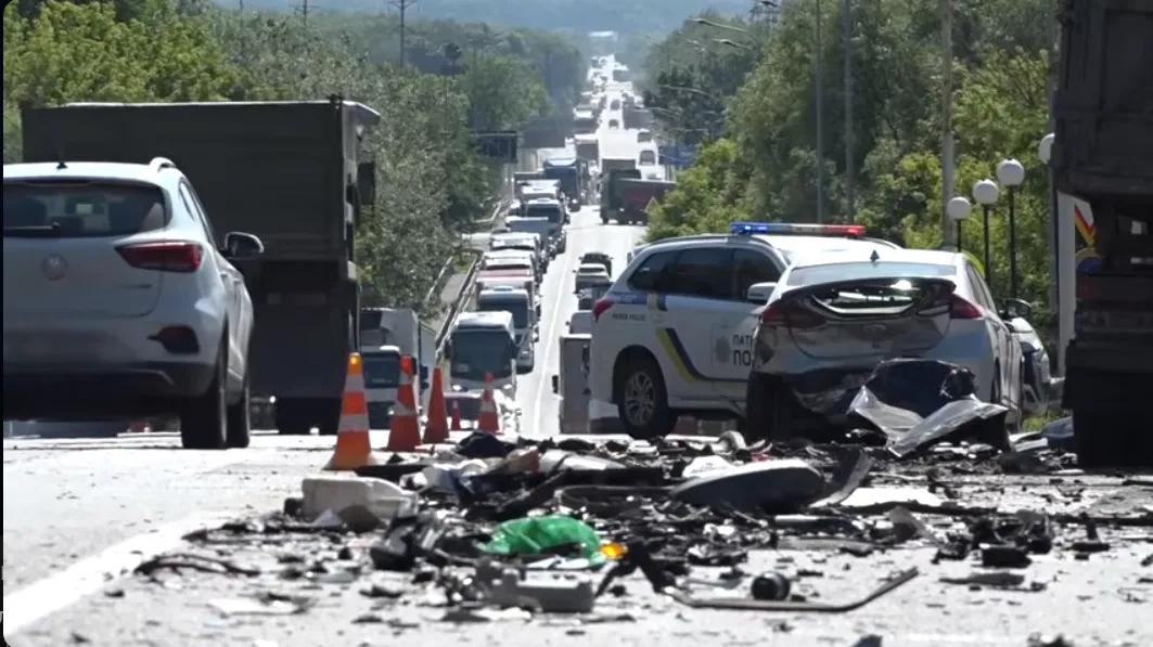 Під Вінницею зіткнулися сім авто, є постраждалі