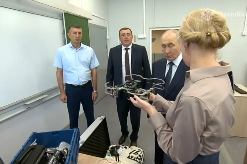 Путін перевірив, як на Курилах дітей навчають збирати та програмувати дрони