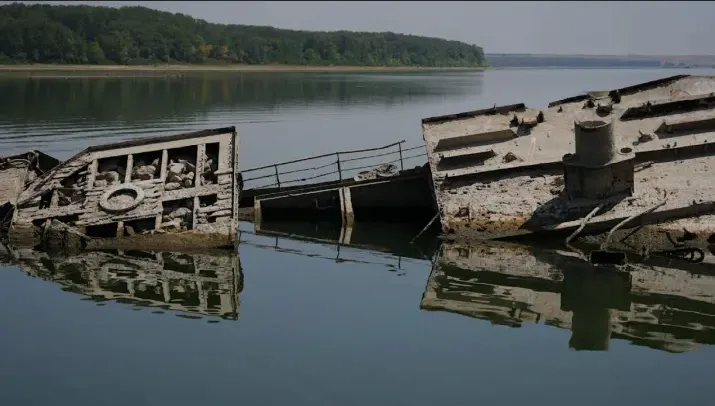 У Сербії через посуху на Дунаї з’явилися німецькі кораблі часів Другої світової війни