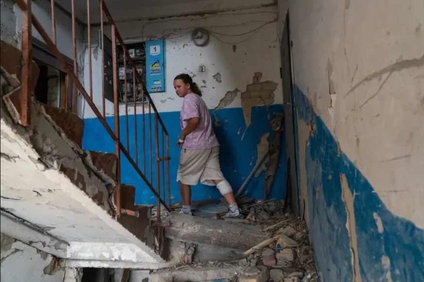 У Борисполі 14-річна дівчинка стрибнула з другого поверху під час російського обстрілу