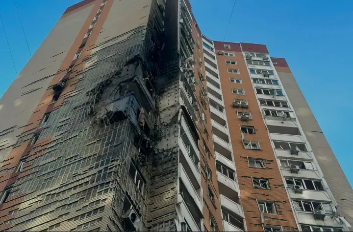 Російський дрон влучив у багатоповерхівку в Києві, є постраждалі