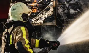 РФ атакувала дронами підприємство на Хмельниччині, спалахнула пожежа