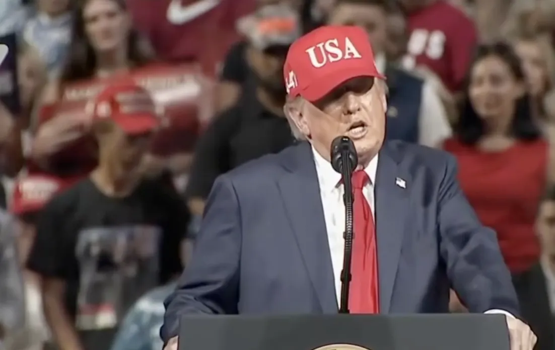 Видео: Трамп связал рост цен на топливо с войной России против Украины и заявил о её завершении