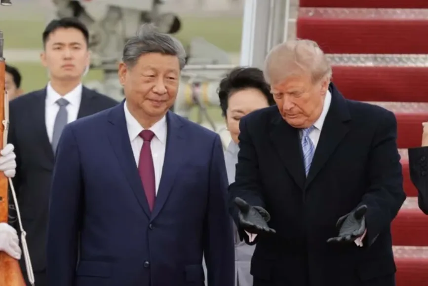 Video: Trump met Xi Jinping while wearing gloves and was startled by a Lancer bomber flying overhead