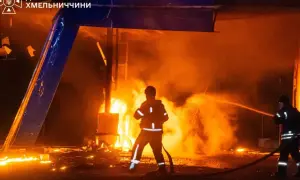Внаслідок нічної атаки на Київ уламки БпЛА влучили у багатоповерхівку