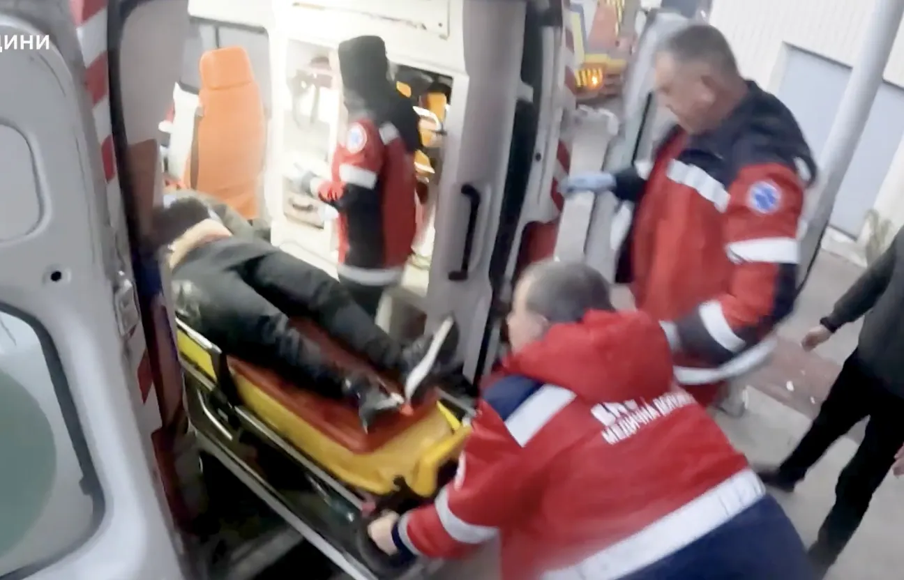 Видео: В Ровно спасли травмированного мужчину, который упал в трёхметровый лифтовой шахту