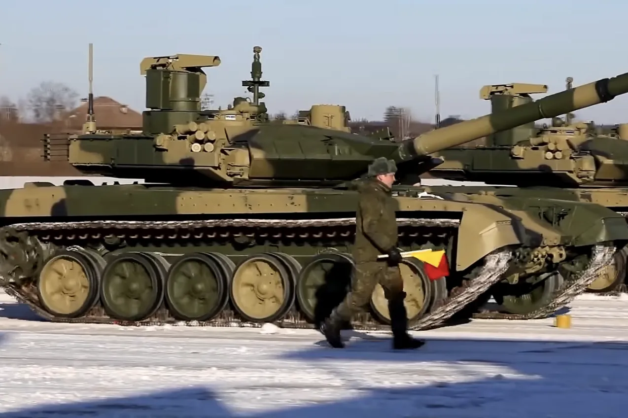 Видео: Россия начала возвращать танки на тыловые базы хранения, сообщают осинтеры
